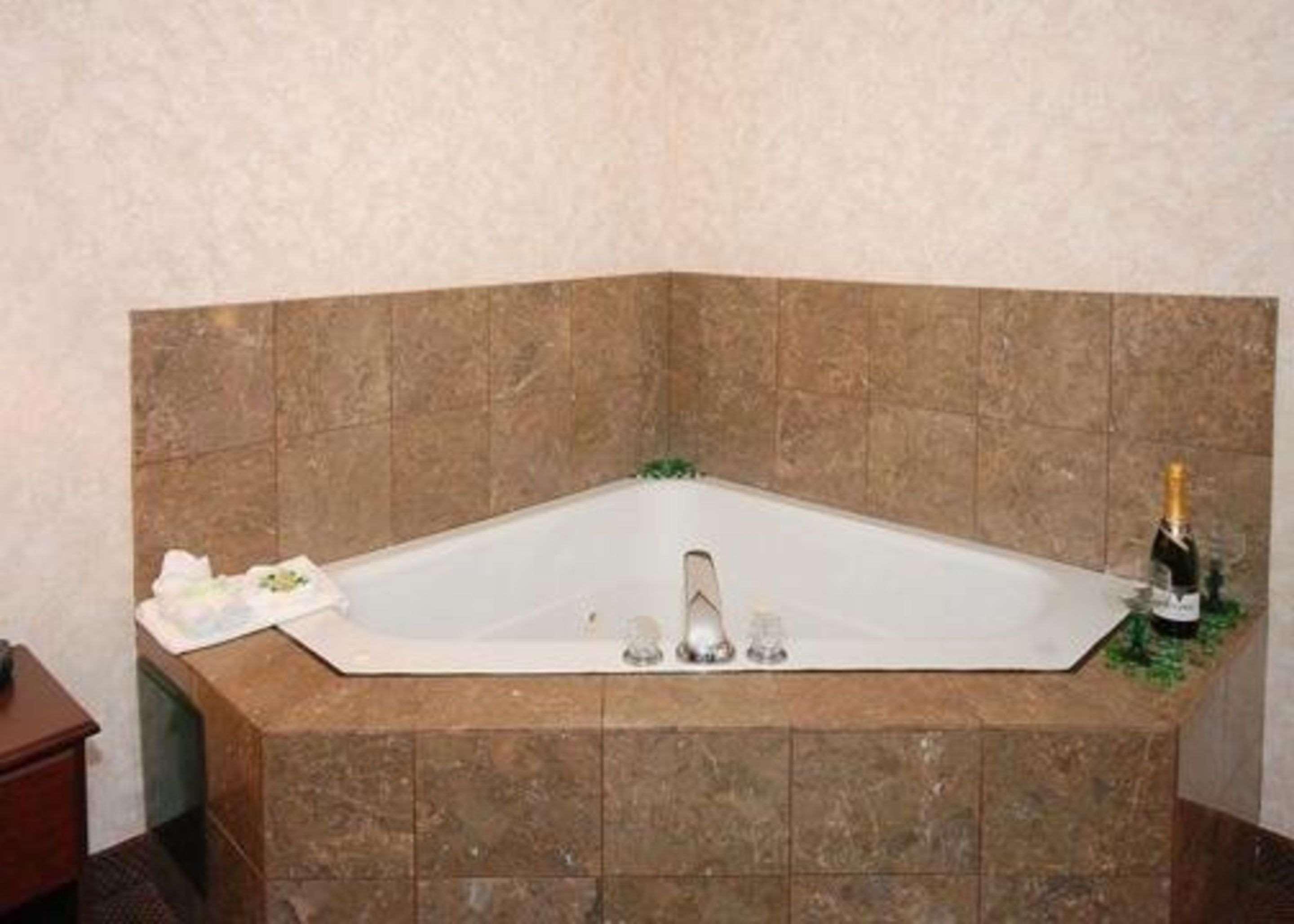 Quality Inn & Suites Tarboro - Kingsboro Bagian luar foto