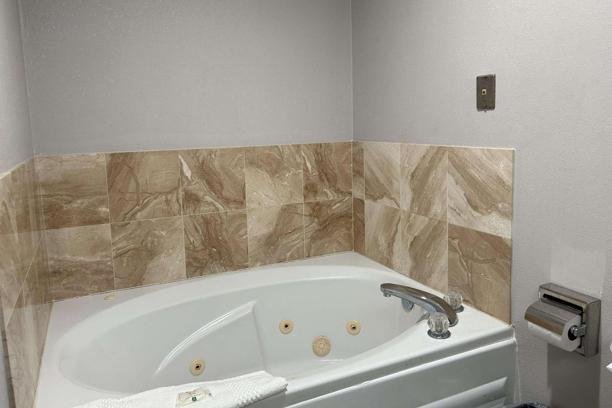 Quality Inn & Suites Tarboro - Kingsboro Bagian luar foto